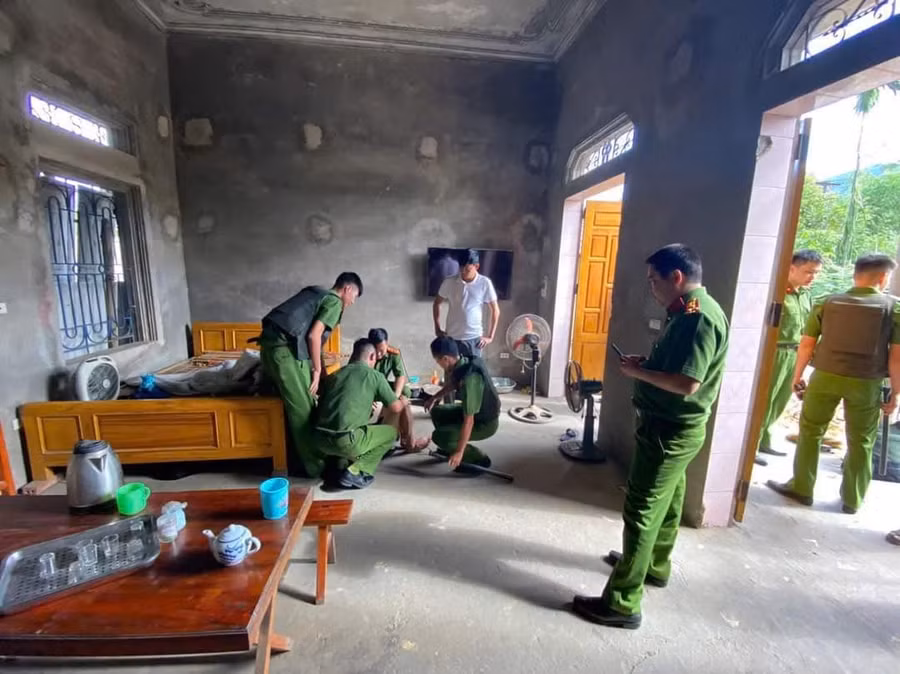 Lực lượng công an khống chế đối tượng, giải cứu cháu bé.(Ảnh: CA Phú Thọ)