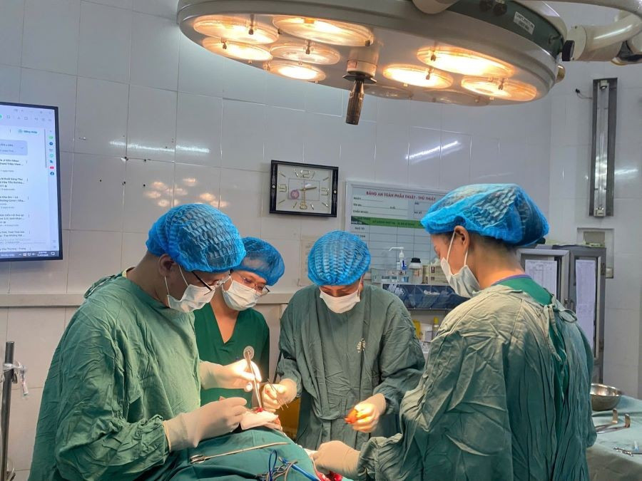 Các bác sĩ phẫu thuật cho bé trai (ảnh BVĐK tỉnh Tuyên Quang).