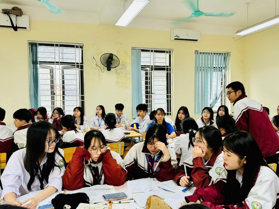Các em học sinh trường THPT Nguyễn Huệ với tiết dạy môn Sinh bằng Tiếng Anh.