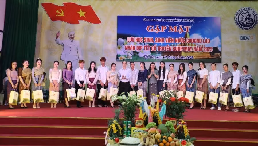 UBND tỉnh Yên Bái trao quà cho các lưu học sinh, sinh viên Lào.