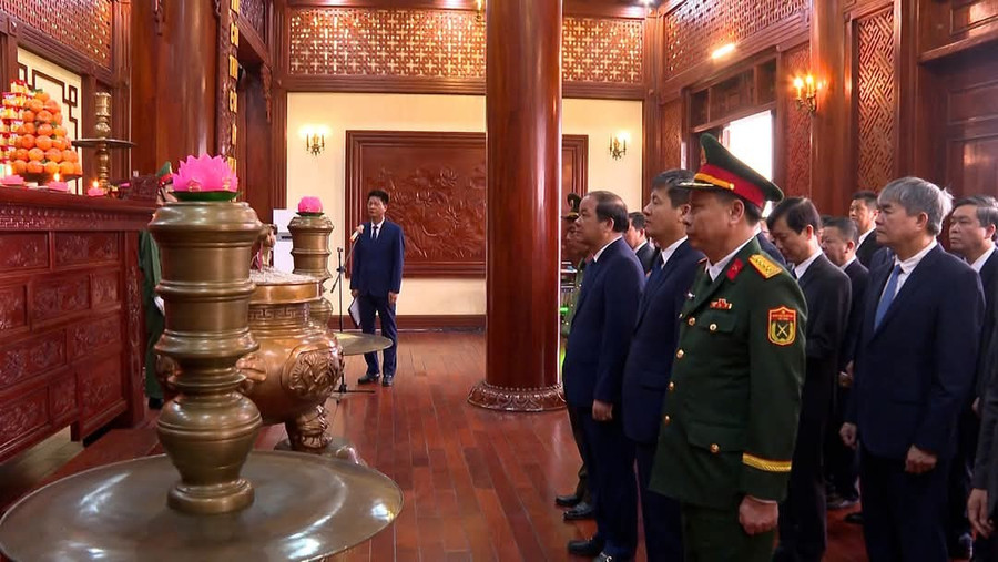 Các lãnh đạo tỉnh Yên Bái dâng hoa, dâng hương tưởng niệm Chủ tịch Hồ Chí Minh.