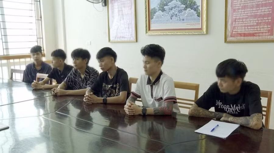 6 thanh niên trở về an toàn sau khi được cơ quan chức năng nước ngoài trao trả.