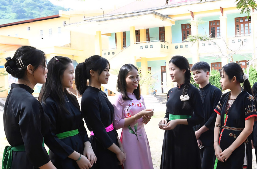 Cô giáo Nguyễn Thị Hải bên các em học sinh.