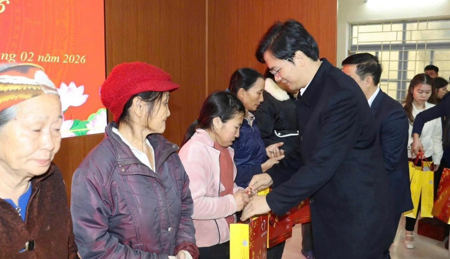 Ông Vũ Đình Hưng, Giám đốc Sở GD&ĐT Tuyên Quang trao quà cho các hộ nghèo xã Thái Sơn.