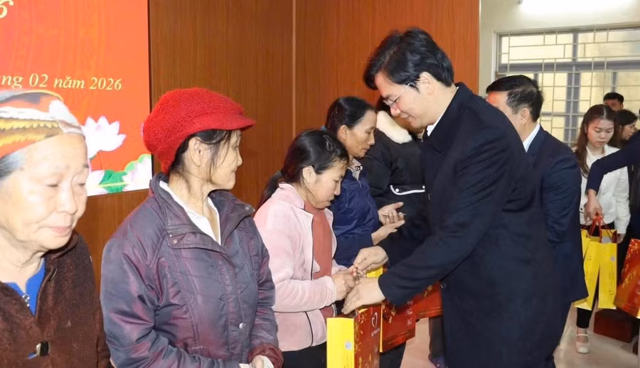 Ông Vũ Đình Hưng, Giám đốc Sở GD&ĐT Tuyên Quang trao quà cho các hộ nghèo xã Thái Sơn.