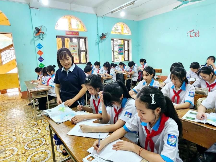 Cô giáo Hoàng Thị Chí trong 1 tiết dạy.