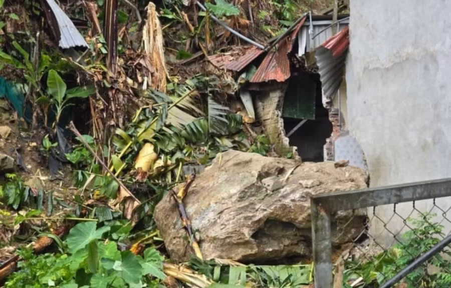 Đá lớn lăn trúng nhà dân tại xã Tân Lĩnh, huyện Lục Yên ngày 19/5.