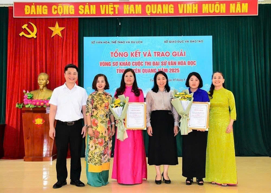 Ban Tổ chức trao giải cho các tập thể trường có số bài dự thi đông nhất và trường có nhiều bài đoạt giải nhất. 1000039657.jpg