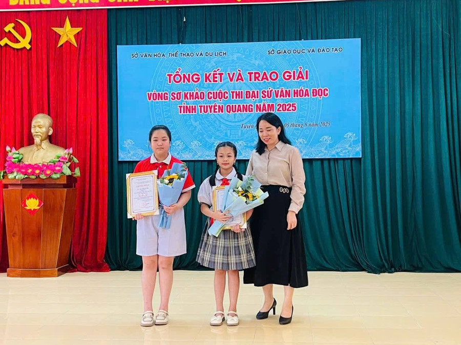 Lãnh đạo Ban Tuyên giáo và Dân vận Tỉnh ủy trao giải cho các em đoạt giải tại cuộc thi. 1000039661.jpg