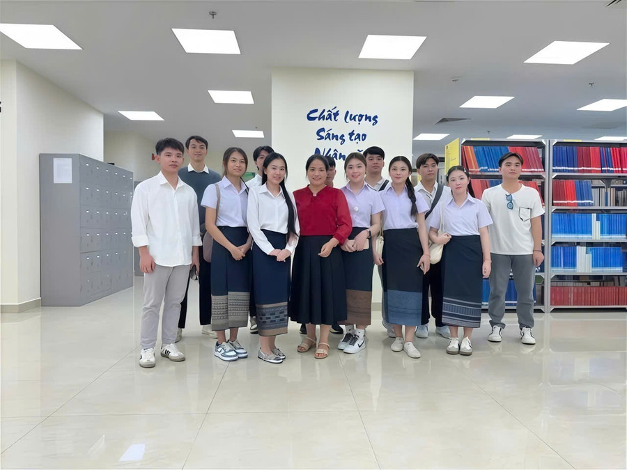 Các em lưu học sinh lào Trường Đại học Tân Trào. (Ảnh: NTCC) 1000039655.jpg