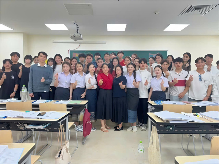 Các em lưu học sinh Lào hào hứng giao lưu, trải nghiệm. (Ảnh: NTCC)