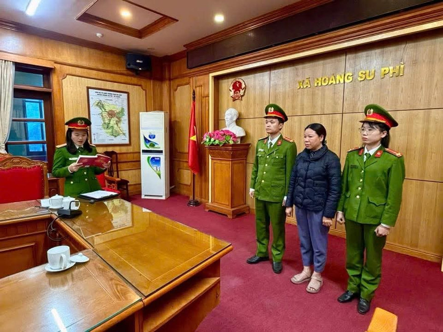 Cơ quan công an đọc lệnh khởi tố La Thị Thanh.(Ảnh: CATQ)