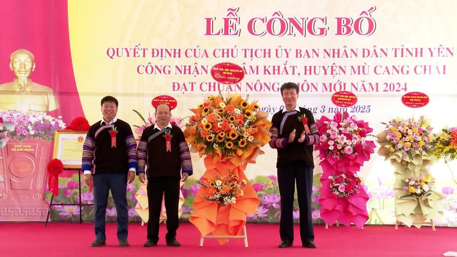  Bí thư tỉnh Yên Bái tặng hoa chúc mừng xã Nậm Khắt về đích NTM.