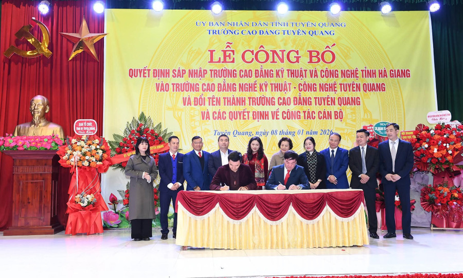 Lễ công bố sáp nhập hai cơ sở giáo dục thành Trường Cao đẳng Tuyên Quang.