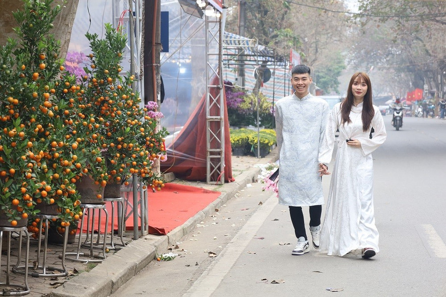 Giới trẻ vui tươi dạo chơi dưới không khí Xuân.