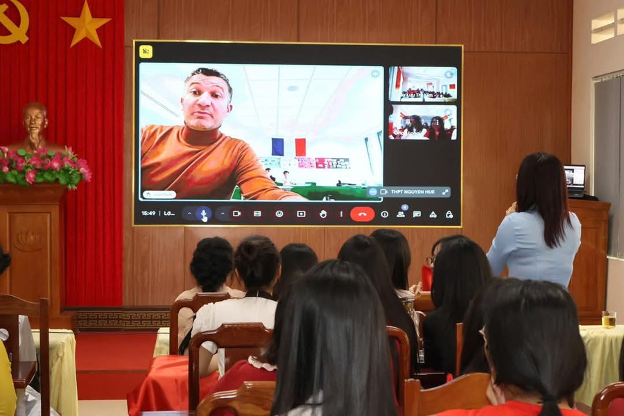 Tiết học "xuyên biên giới" của trường THPT Nguyễn Huệ với các học sinh và giáo viên nước Đức.