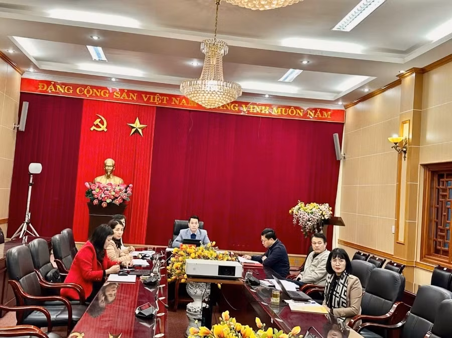 Lãnh đạo Sở GD&ĐT Yên Bái dự tiết dạy trực tuyến tại điểm cầu Yên Bái.