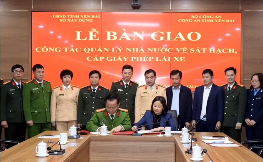 Lãnh đạo Công an tỉnh và Sở Xây dựng ký biên bản bàn giao công tác quản lý nhà nước về sát hạch, cấp GPLX. (Ảnh: Mạnh Cường)