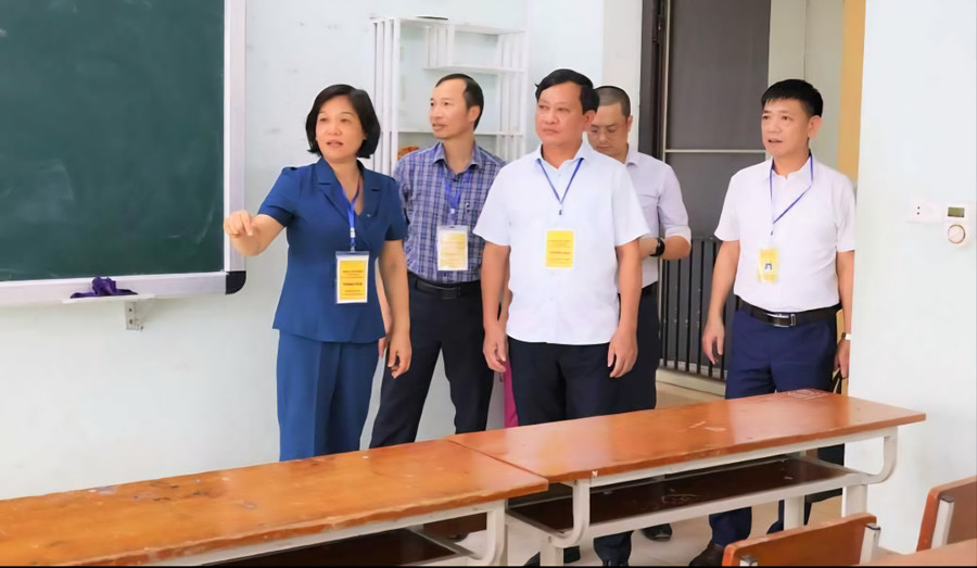 Đoàn công tác của Ban Chỉ đạo Kỳ thi tốt nghiệp THPT Yên Bái kiểm tra tại huyện Lục Yên. (Ảnh: Khắc Điệp)