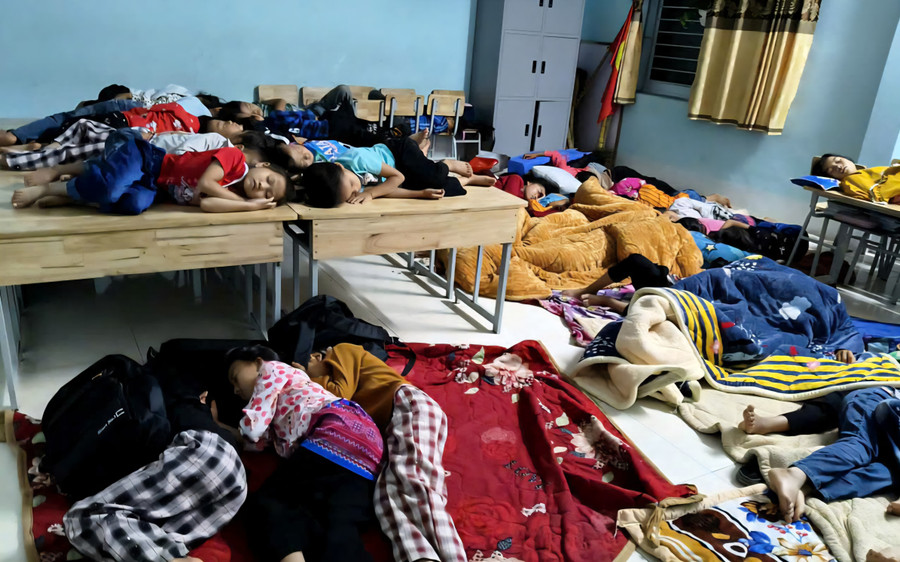 Các em học sinh được sơ tán đến nơi an toàn. 1000041309.jpg