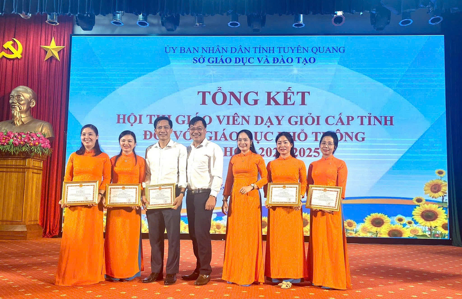 Các thầy cô giáo xuất sắc của Trường THCS Lê Quý Đôn được vinh danh.