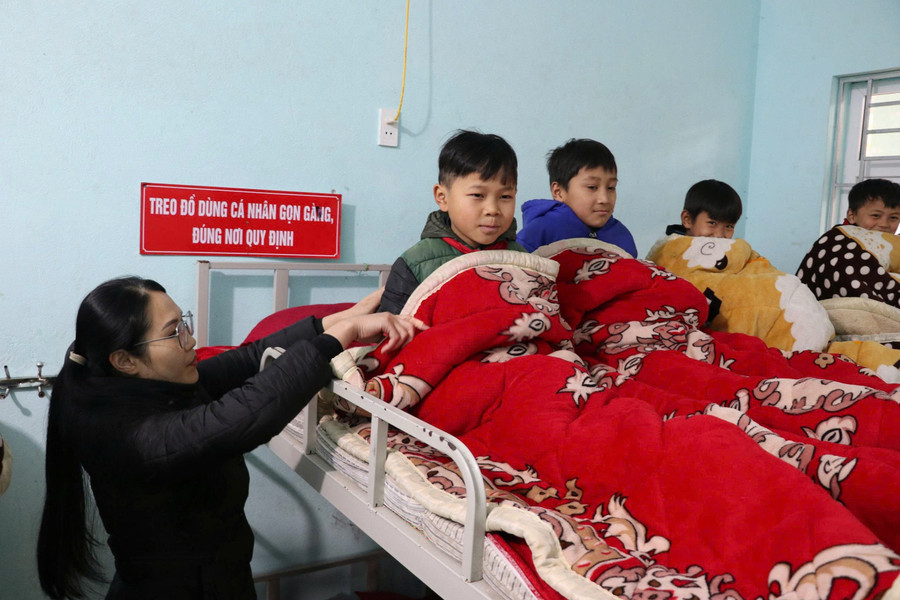 Giáo viên chủ động chăm sóc sức khỏe cho học sinh những ngày rét đậm. (Ảnh: Nguyễn Quân)