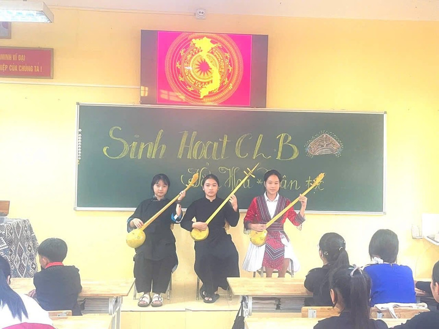 Các em học sinh Tuyên Quang giữ gìn bản sắc văn hóa dân tộc.