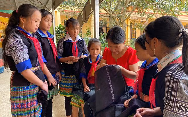 Câu lạc bộ thêu giúp học sinh giữ gìn bản sắc văn hóa của dân tộc mình.