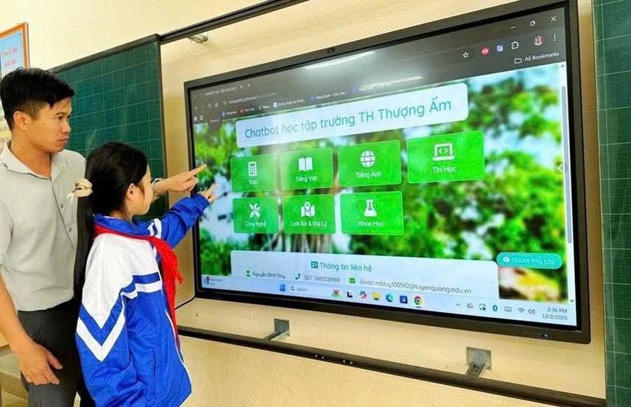 Thầy giáo Nguyễn Đình Duy hướng dẫn học trò.