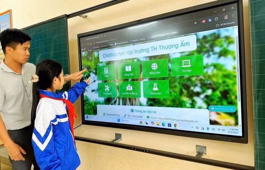 Thầy giáo Nguyễn Đình Duy hướng dẫn học trò.