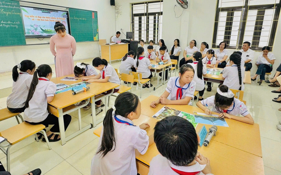 سون نام پرائمری اسکول، سون تھوئے کمیون میں مقامی تعلیم کا سبق۔ 1000043808.png