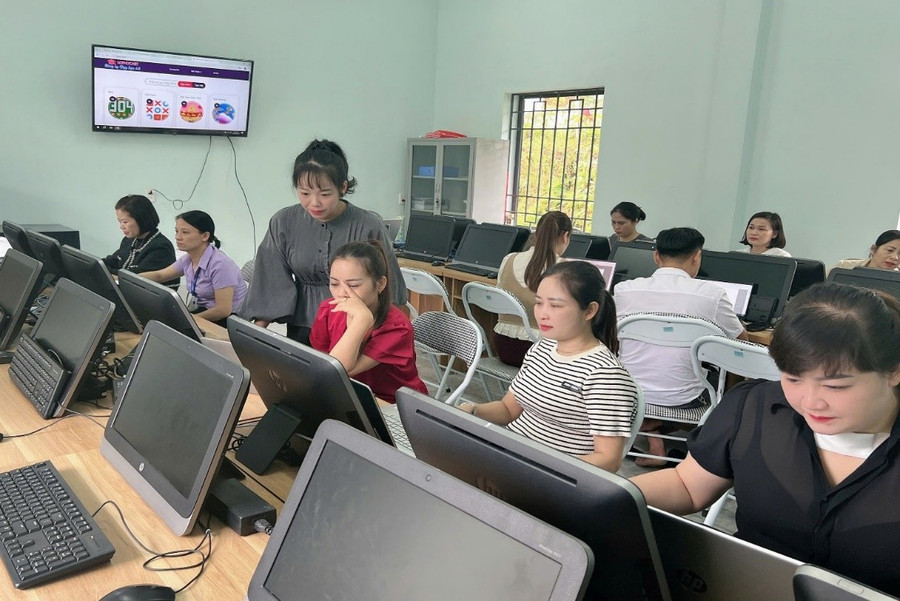 ٹیچر ڈانگ تھی نگا، ڈک نین پرائمری سکول کلسٹر 15 میں اساتذہ کو تدریس میں AI لاگو کرنے کی تربیت دے رہے ہیں۔ 1000043811.jpg