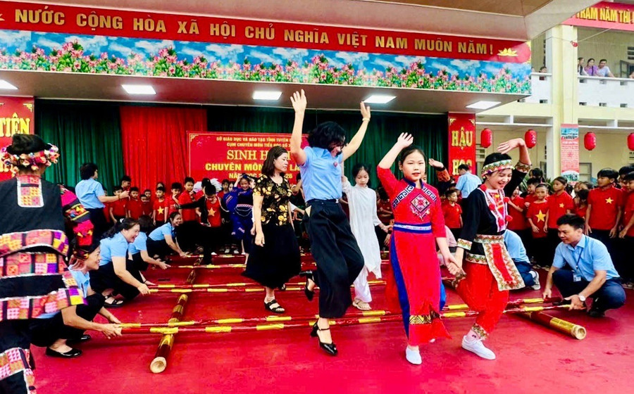 Nguyen Trai پرائمری اسکول، Ha Giang 1 وارڈ میں پرائمری پروفیشنل کلسٹر نمبر 11 کی ورکشاپ۔ 1000043809.png