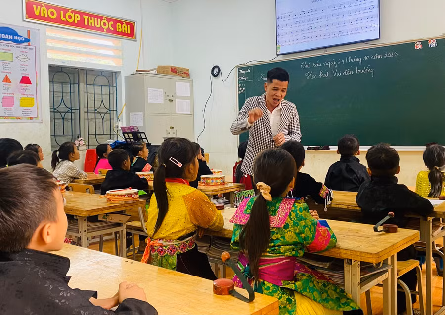 Tiết dạy Âm nhạc lớp 3 tại trường Tiểu học Đồng Văn A do thầy giáo Lê Anh Tuấn, trường Tiểu học Hồng Thái, phường Minh Xuân dạy.