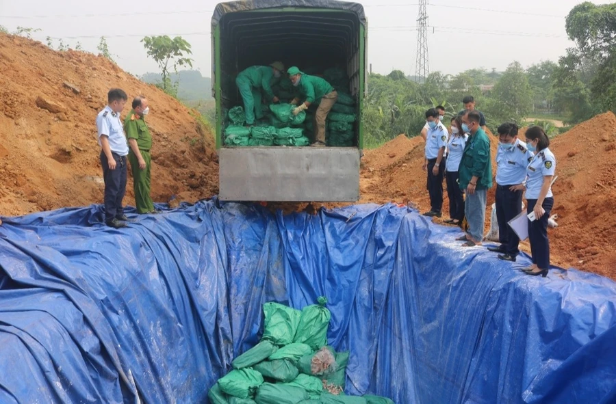 Lực lượng QLTT Yên Bái tiêu hủy hàng hóa vi phạm. (Ảnh: ĐVCC)