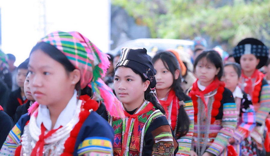 Các em học sinh tại xã Sơn Vĩ, Tuyên Quang trong ngày khởi công trường nội trú liên cấp. (Ảnh: Duy Tuấn)