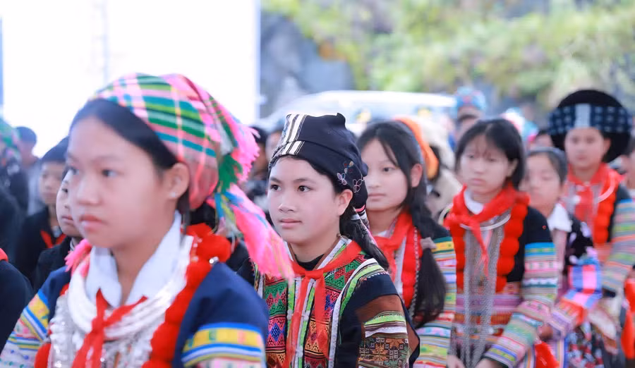 Các em học sinh tại xã Sơn Vĩ, Tuyên Quang trong ngày khởi công trường nội trú liên cấp. (Ảnh: Duy Tuấn)