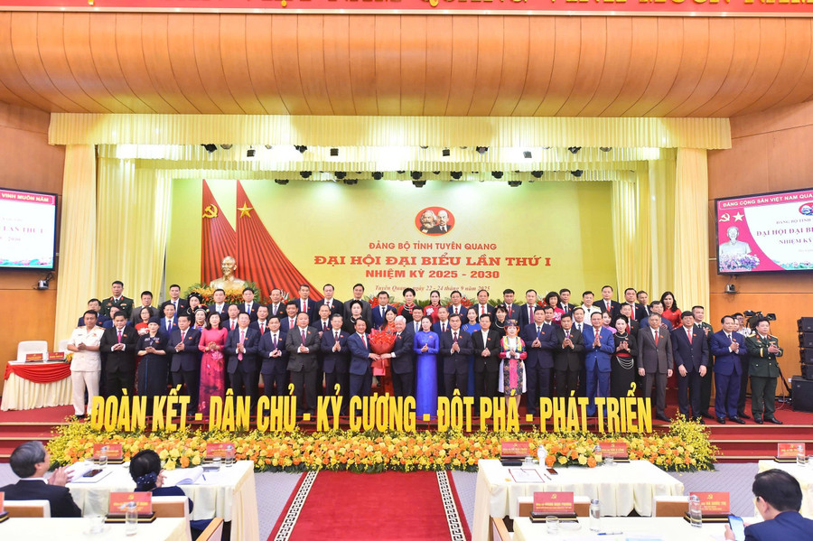 Ông Đỗ Văn Chiến, Chủ tịch Ủy ban Trung ương MTTQ Việt Nam tặng hoa chúc mừng Ban Chấp hành Đảng bộ tỉnh Tuyên Quang nhiệm kỳ 2025-2030. 1000042081.jpg