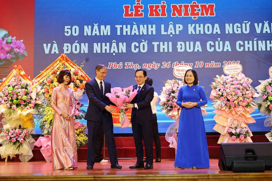 Ông Phan Văn Hùng, Phó Trưởng Ban Thi đua khen thưởng Trung ương trao Cờ thi đua của Chính phủ và tặng hoa chúc mừng khoa Ngữ văn Trường ĐHSP Hà Nội 2. img-9036.jpg