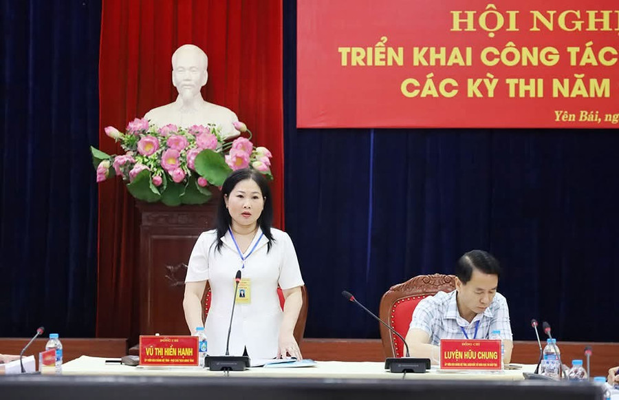 Bà Vũ Thị Hiền Hạnh, Phó Chủ tịch UBND tỉnh Yên Bái, Trưởng Ban Chỉ đạo các kỳ thi tỉnh Yên Bái dự và chỉ đạo Hội nghị. 1000033353.jpg