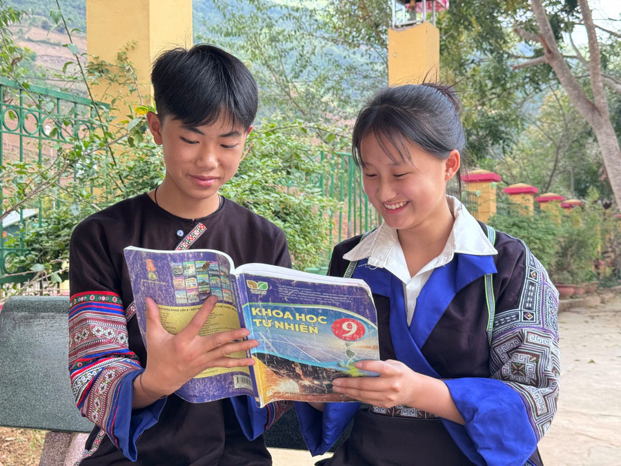 Lý A Khua và Sùng Thị Hà trong trang phục truyền thống của dân tộc Mông. 1000032197.jpg