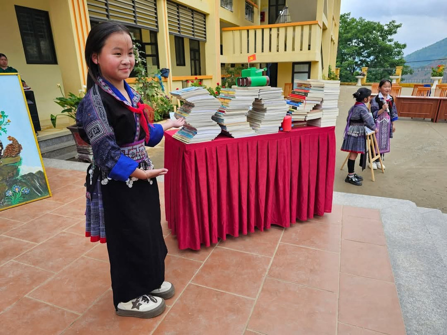 Trang phục truyền thống được các nhà trường tại huyện Mù Cang Chải khuyến khích, giữ gìn. 1000032196.jpg