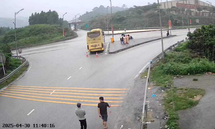 Xe khách dừng đỗ, "nhồi" khách tại nút giao IC12 cao tốc Nội Bài - Lào Cai.