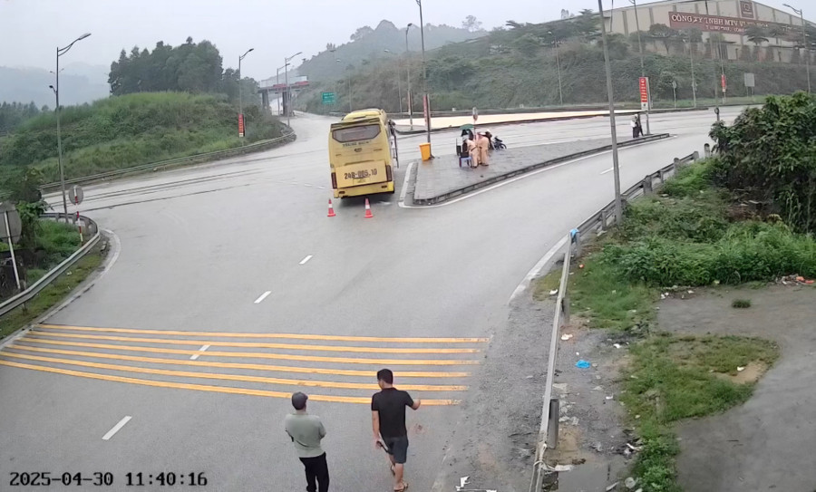 Xe khách dừng đỗ, "nhồi" khách tại nút giao IC12 cao tốc Nội Bài - Lào Cai.