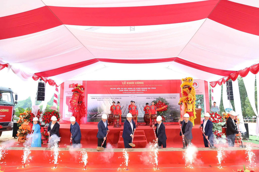 Ông Phan Huy Ngọc, Chủ tịch UBND tỉnh Tuyên Quang thực hiện nghi lễ khởi công dự án. (Ảnh: Thanh Phúc)