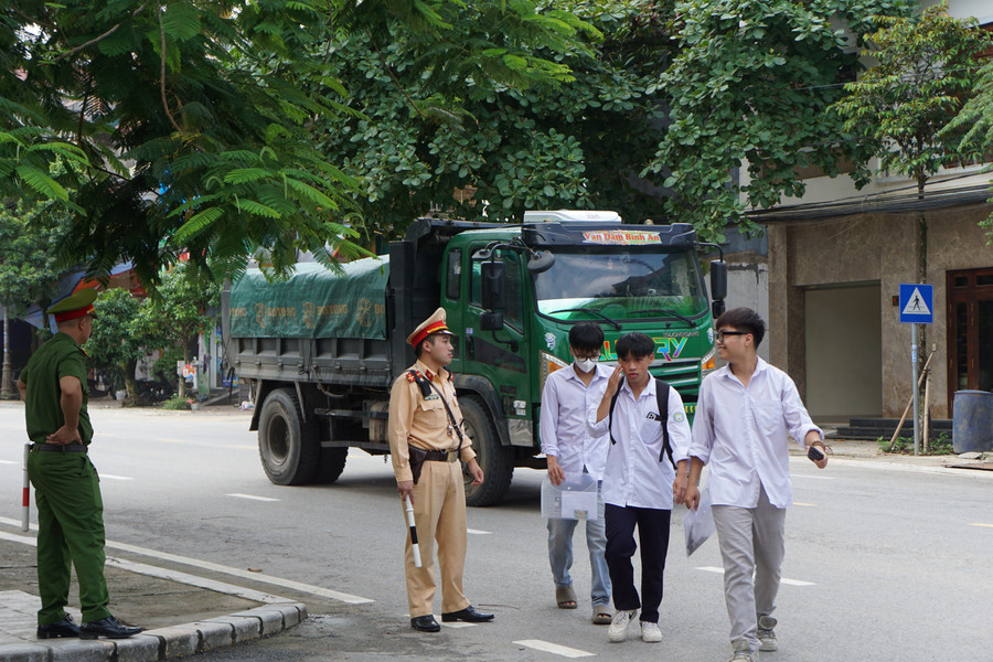 Lực lượng CSGT đảm bảo an toàn cho các em học sinh đến điểm thi. dsc05812.jpg