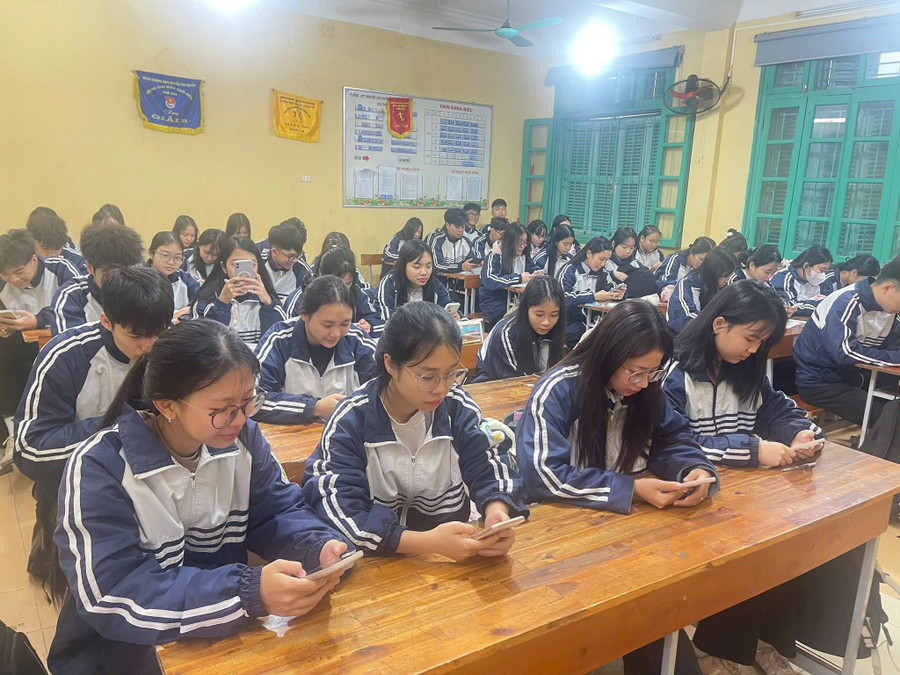 Học sinh Trường THPT Nguyễn Văn Huyên tham gia thi trực tuyến tìm hiểu "80 năm Ngày Tổng tuyển cử đầu tiên bầu Quốc hội Việt Nam".