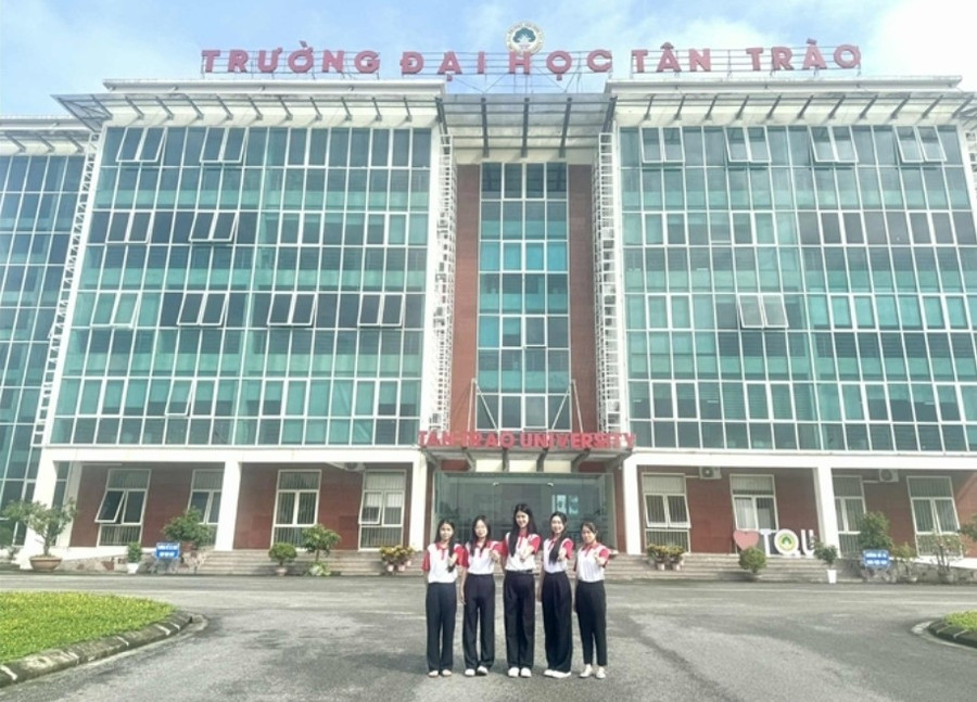Các sinh viên trong đội tuyển của Trường Đại học Tân Trào tự tin, hứng khởi trước cuộc thi. (Ảnh: NTCC) 1000039358.jpg