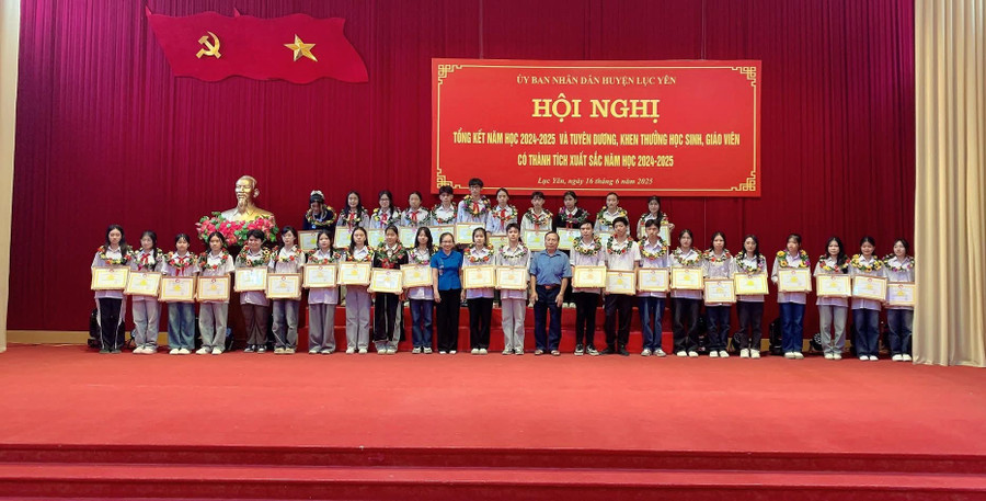 Các em học sinh được tuyên dương, khen thưởng. 1000037997.jpg