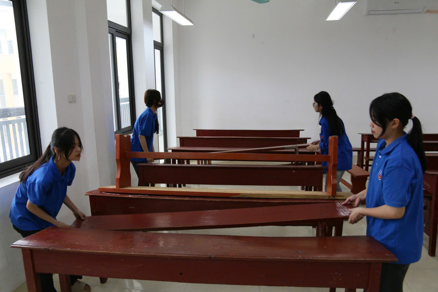 Lực lượng thanh niên tình nguyện chuẩn bị cơ sở vật chất cho kỳ thi. 1000037999.jpg